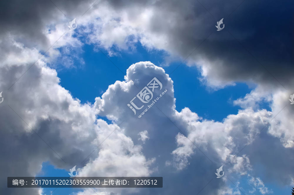 在暴風雨的烏云