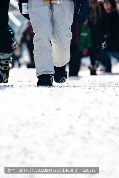 人們在一個滑雪場散步
