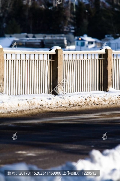 沿著一條路的籬笆