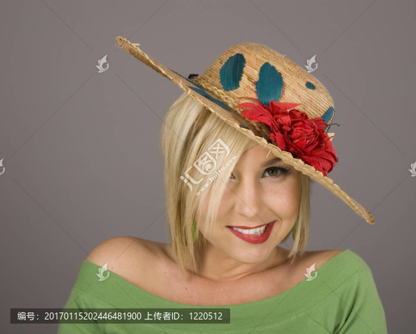 金發(fā)美女戴著帽子歪著的微笑