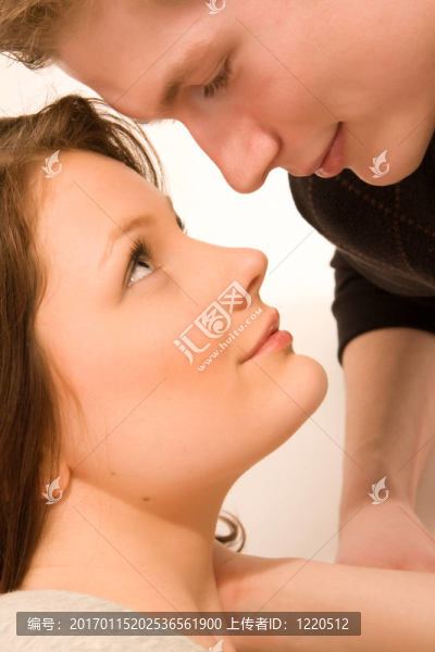 戀愛中的年輕夫婦