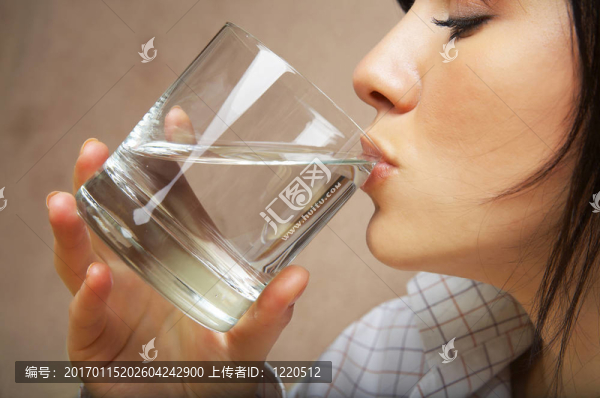 帶水玻璃的女人