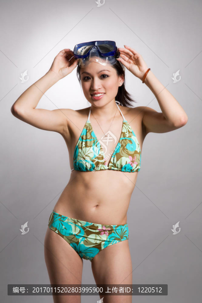 在比基尼亞洲女人