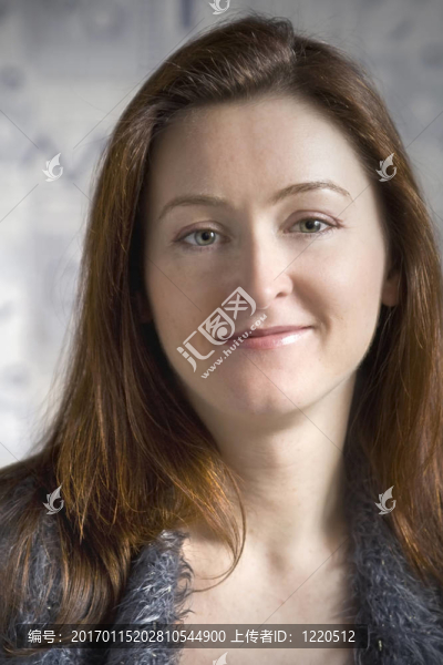 女人在灰色