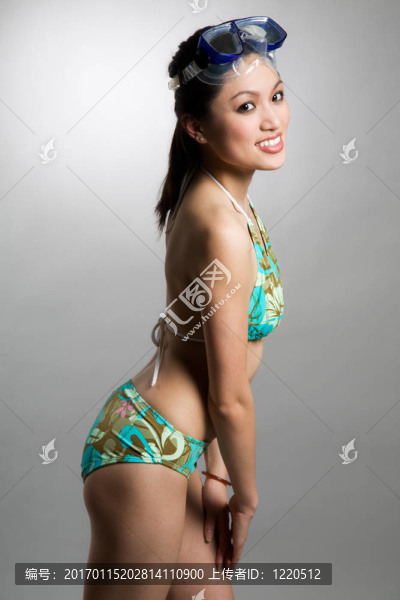 在比基尼亞洲女人