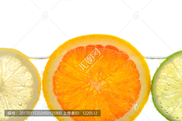 檸檬和檸檬片在水里