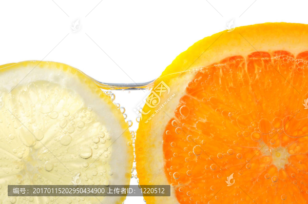 水里的橘子和檸檬片