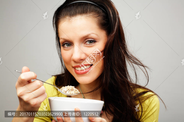 女人與牛奶什錦早餐