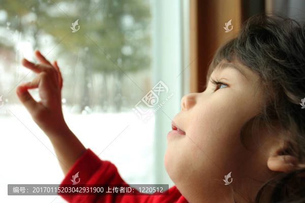 在一個(gè)下雨天的嬰兒