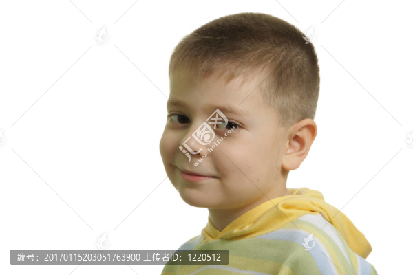 微笑的男孩在黃色