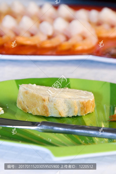 把面包放在桌子上