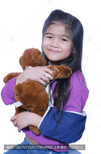 抱著斷臂的小女孩