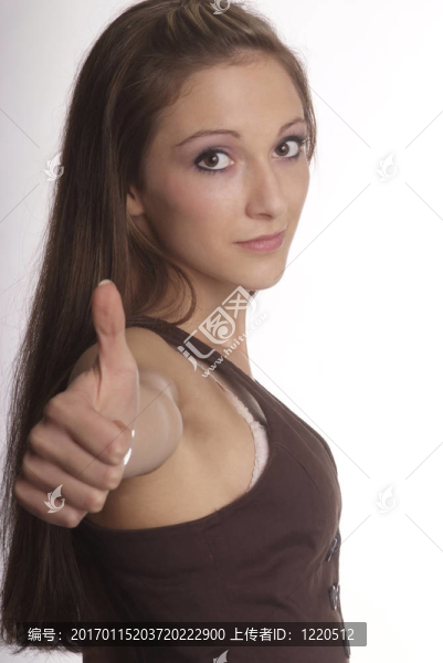 女人顯示拇指