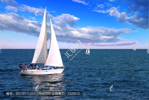 帆船在海上