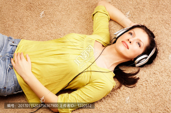 美女聽音樂耳機