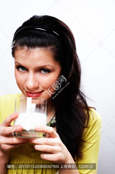 年輕漂亮的女人causacian杯牛奶