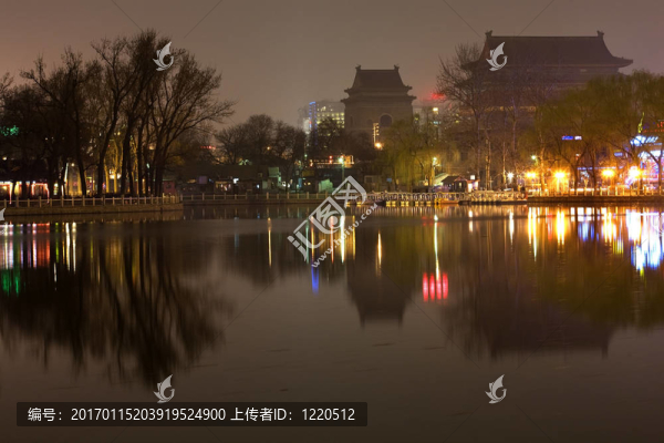 在后海與鐘樓和鼓樓夜晚的北京湖；中國傳統(tǒng)