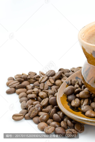 在杯子里的咖啡豆和黑咖啡