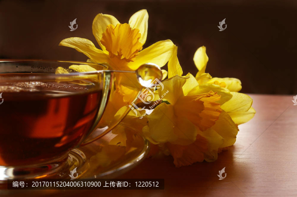 一杯紅茶，水仙