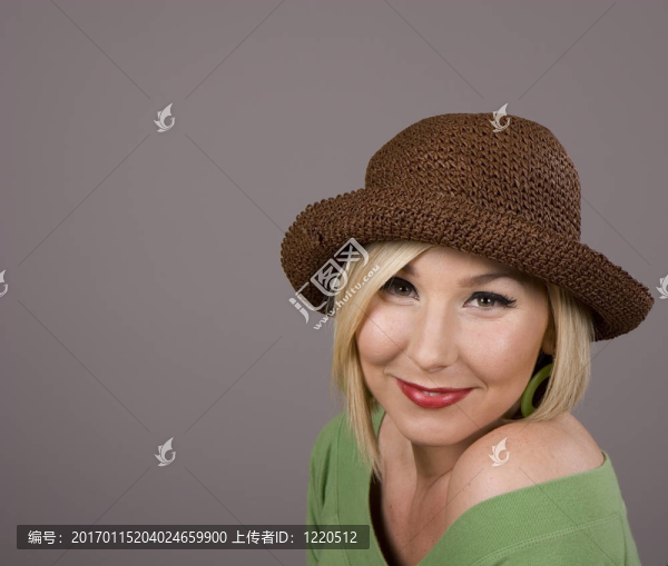 金發(fā)女郎在棕色帽子小微笑