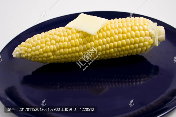 在盤子上的玉米和黃油