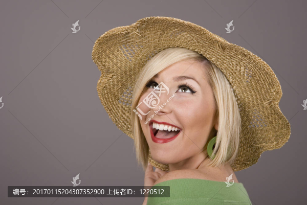 戴著帽子的金發(fā)女郎的眼睛