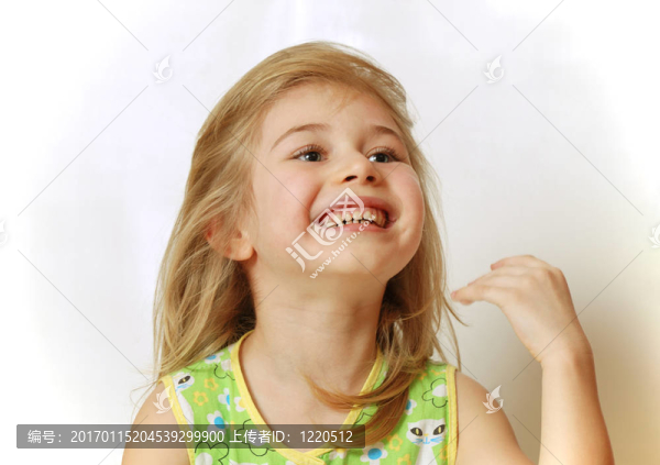 小金發(fā)女孩笑了