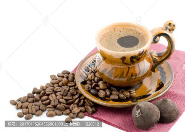 在杯子里的咖啡豆和黑咖啡