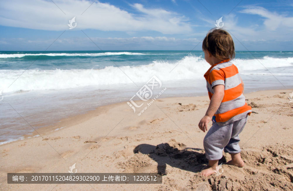 蹣跚學(xué)步的孩子在Beach