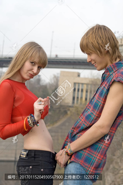 年輕情侶-男孩和女孩戶外6