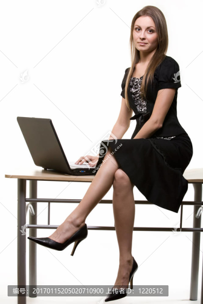 坐在書桌上的女人