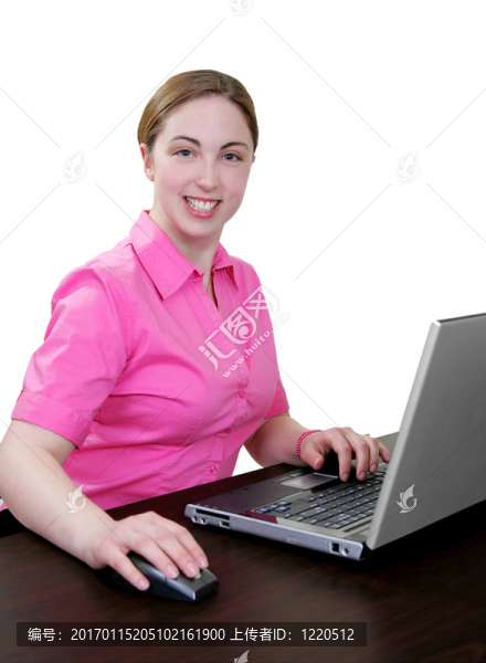 在筆記本電腦上工作的女人