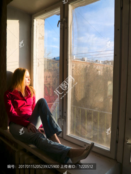 女人在靠近窗戶