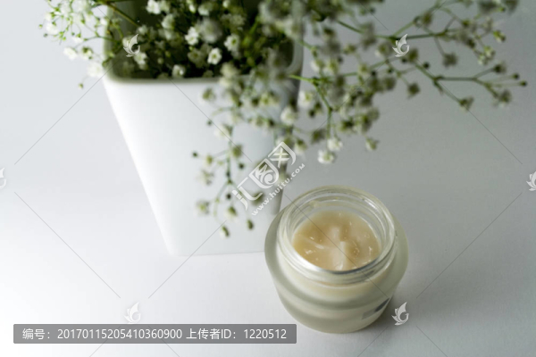 在花瓶和奶油花
