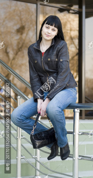 坐著的女孩