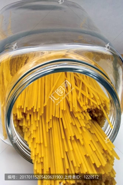 在一個(gè)罐子里的意大利面