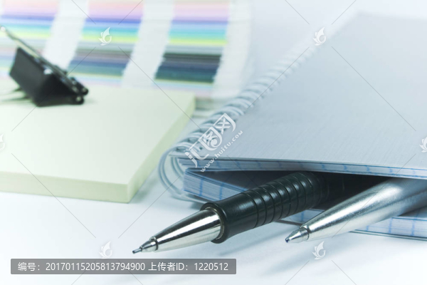 筆和空白筆記本