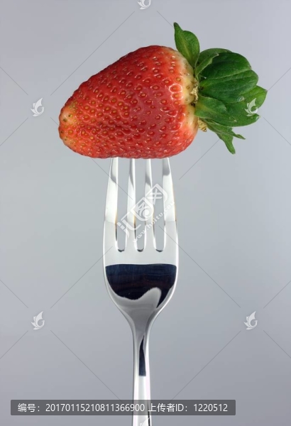 叉子上的草莓-匯圖網(wǎng) www.fosd68.com 叉子上的草莓