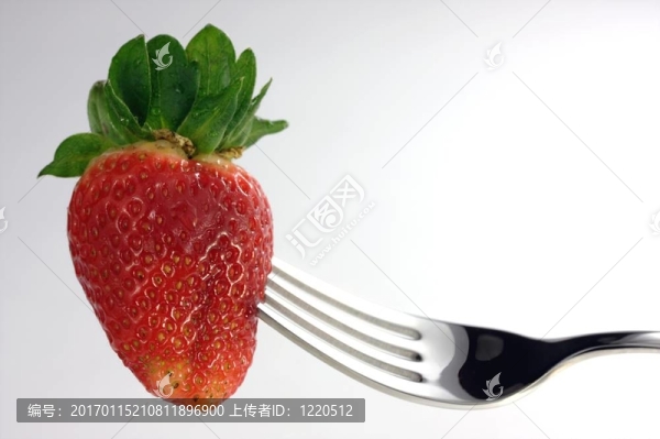 叉子上的草莓