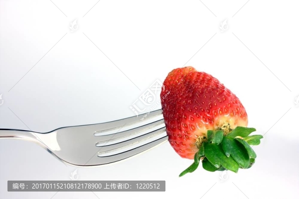 叉子上的草莓