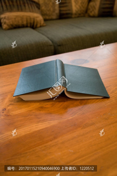 書和咖啡桌