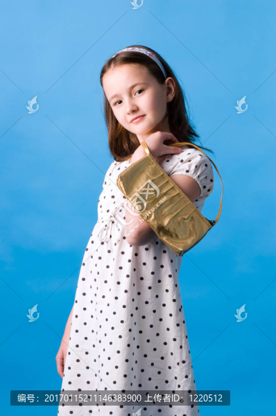 女孩帶著一個(gè)金色的手提包
