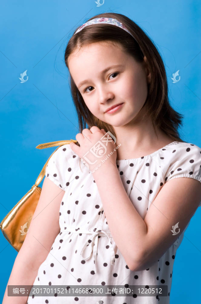 女孩帶著一個金色的手提包