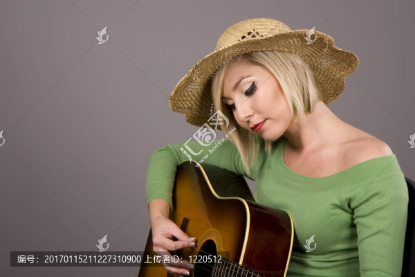 金發(fā)女郎彈奏吉他