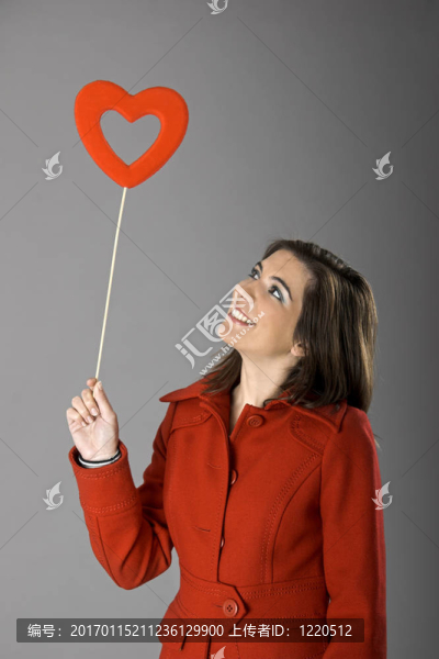 紅色的心的女人