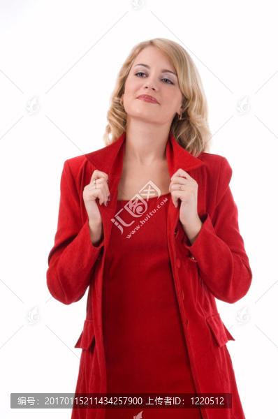 年輕的女人在一個(gè)紅色的外套