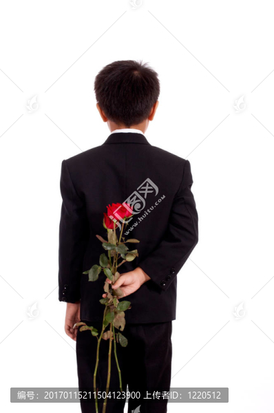 黑色西裝的年輕人