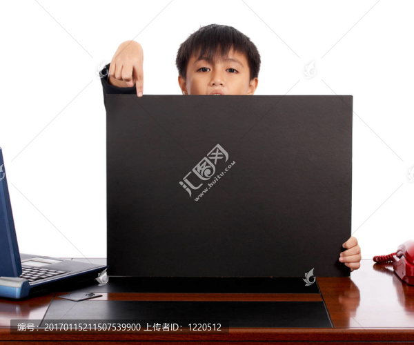 孩子拿著一個空白的黑板