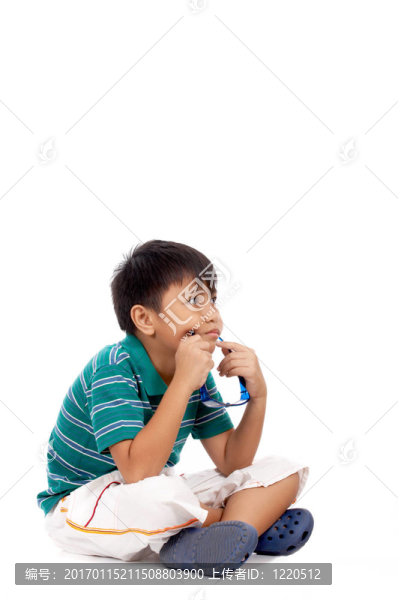 可愛(ài)的男孩的思考