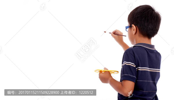 后視圖中的小男孩